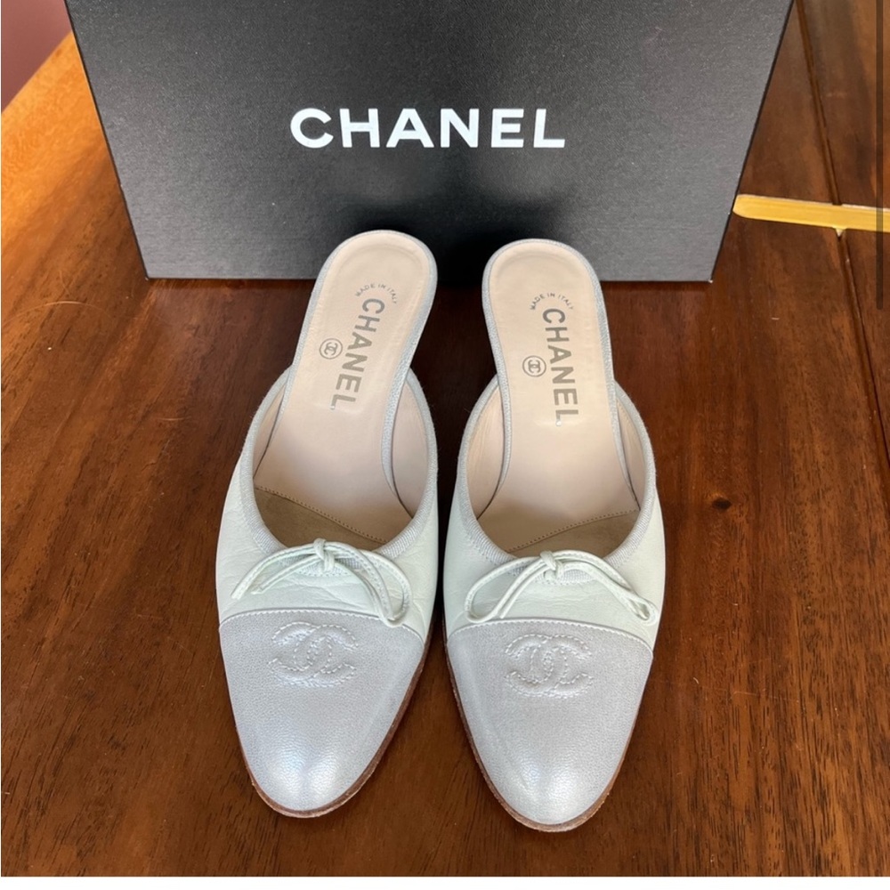 Pale blue lambskin Chanel ballet mule heel silver toe cap - Picture 4 of 12